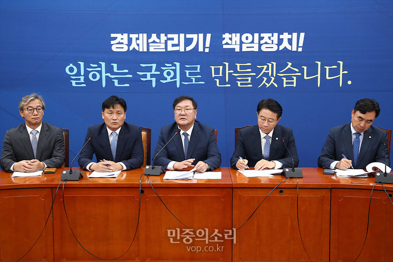 더불어민주당 김태년 원내대표가 30일 국회에서 열린 원내대책회의를 주재하며 모두발언하고 있다. 2020.06.30