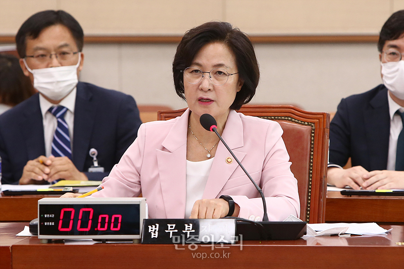 추미애 법무부 장관이 1일 국회에서 ‘채널A 검언유착’과 관련해 열린 법제사법위원회 전체회의에서 출석해 질의에 답변하고 있다. 2020.07.01
