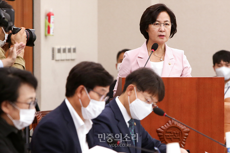 추미애 법무부 장관이 1일 국회에서 ‘채널A 검언유착’과 관련해 열린 법제사법위원회 전체회의에서 현안보고를 하고 있다. 2020.07.01