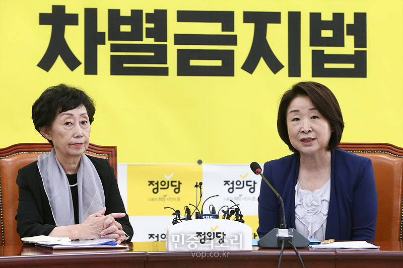 정의당 심상정 대표(오른쪽)가 2일 국회에서 ‘평등법(차별금지법)’ 추진을 위해 방문한 최영애 국가인권위원장과 대화하고 있다. 2020.07.02