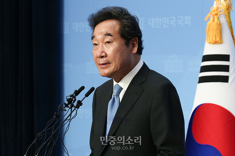 더불어민주당 이낙연 의원이 7일 국회 소통관에서 당대표 출마 기자회견을 하고 있다. 2020.07.07