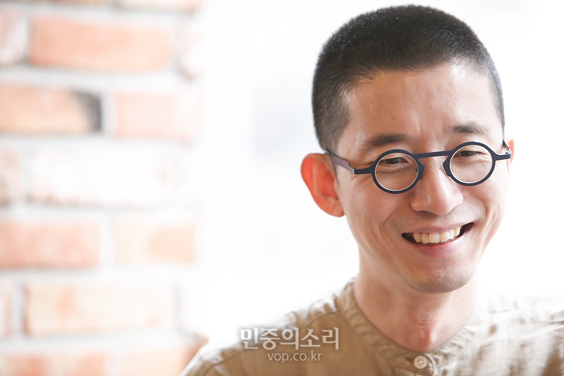 서양 철학 문헌 번역・출판 및 공부 모임 ‘전기가오리’ 운영자 신우승 씨가 17일 서울 마포구 한 카페에서 민중의소리와 인터뷰하고 있다. 2020.07.17