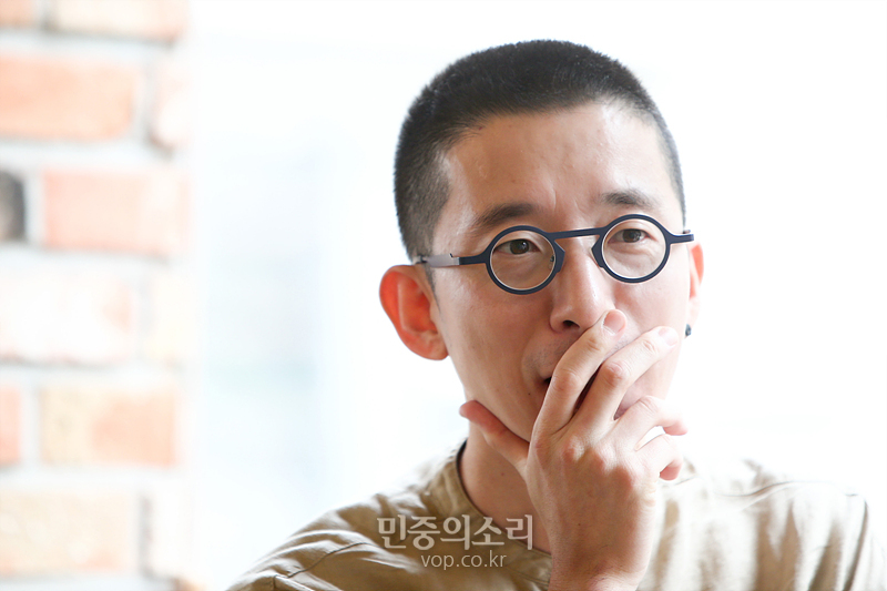 서양 철학 문헌 번역・출판 및 공부 모임 ‘전기가오리’ 운영자 신우승 씨가 17일 서울 마포구 한 카페에서 민중의소리와 인터뷰하고 있다. 2020.07.17