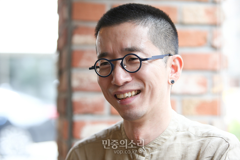 서양 철학 문헌 번역・출판 및 공부 모임 ‘전기가오리’ 운영자 신우승 씨가 17일 서울 마포구 한 카페에서 민중의소리와 인터뷰하고 있다. 2020.07.17