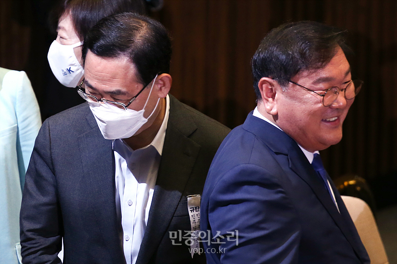 미래통합당 주호영 원내대표(왼쪽)가 20일 국회 본회의장에서 더불어민주당 김태년 원내대표 옆을 지나고 있다. 2020.07.20