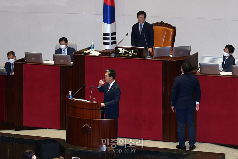 미래통합당 김성원 원내수석부대표(오른쪽)가 22일 국회에서 열린 대정부질문 과정에서 추미애 법무부 장관의 답변 내용에 대해서 박병석 국회의장에게 항의하고 있다. 2020.07.22