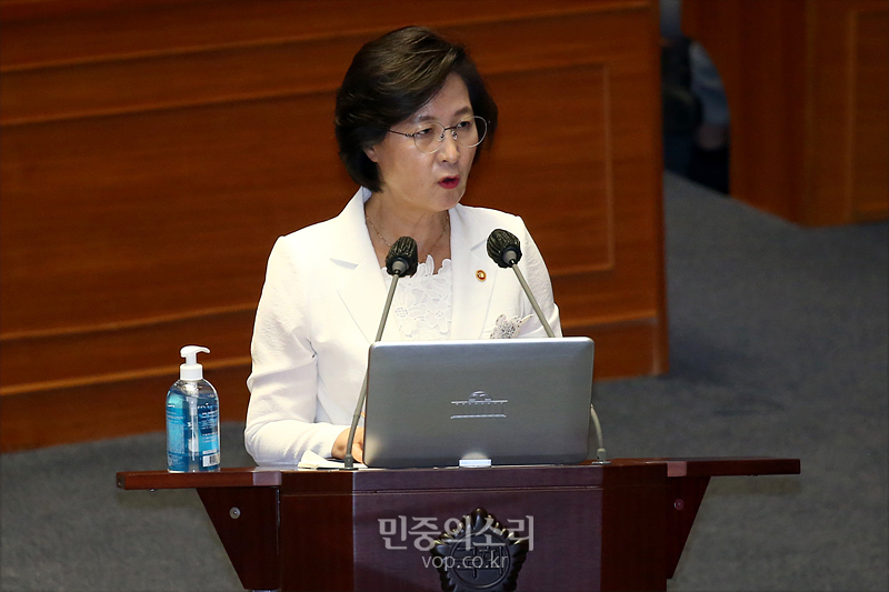 추미애 법무부 장관이 22일 국회에서 열린 정치·외교·통일·안보 분야 대정부질문에서 답변하고 있다. 2020.07.22
