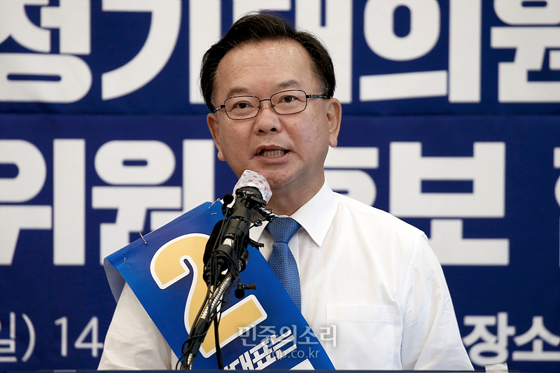 지난 26일 강원도 춘천시 춘천세종호텔에서 열린 더불어민주당 당대표 및 최고위원 후보자 순회합동연설회에서 당대표에 도전하는 김부겸 후보가 연설하고 있다. 2020.07.26