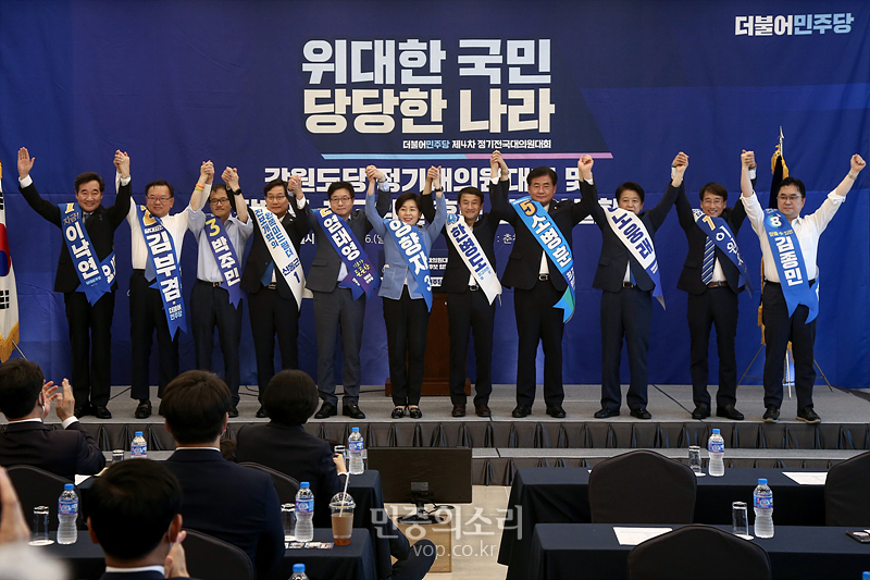 26일 강원도 춘천시 춘천세종호텔에서 열린 더불어민주당 당대표 및 최고위원 후보자 순회합동연설회에서 후보자들이 손을 잡고 인사하고 있다. 2020.07.26