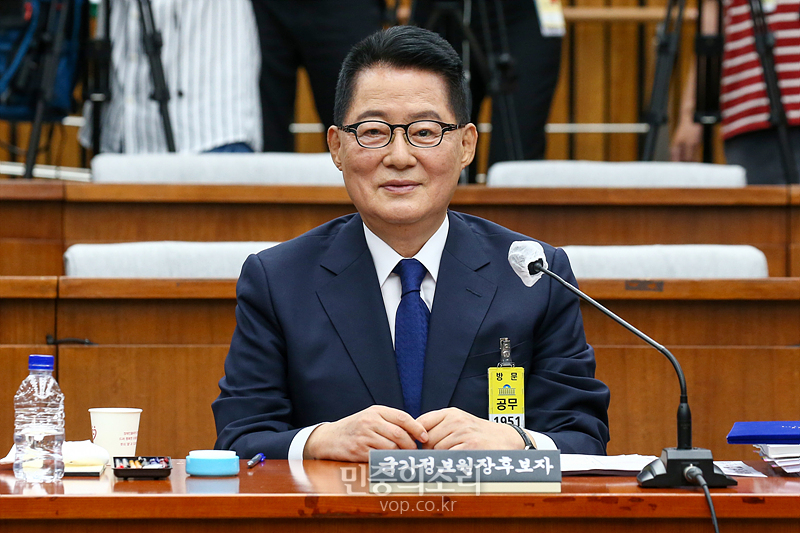 박지원 국정원장이 27일 국회에서 열린 인사청문회에 출석해 여유 있는 모습을 보이고 있다. 2020.07.27