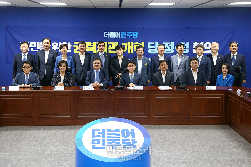 더불어민주당 김태년 원내대표와 박지원 국정원장, 추미애 법무부 장관, 진영 행정안전부 장관, 김조원 청와대 민정수석 등이 30일 국회 의원회관에서 열린 국민을 위한 권력기관 개혁 당정청 협의에 앞서 기념촬영하고 있다. 2020.0730