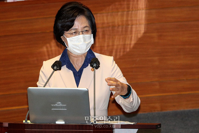 추미애 법무부 장관이 14일 오후 서울 여의도 국회에서 열린 본회의에서 의원들과 질의응답을 하고 있다. 2020.09.14