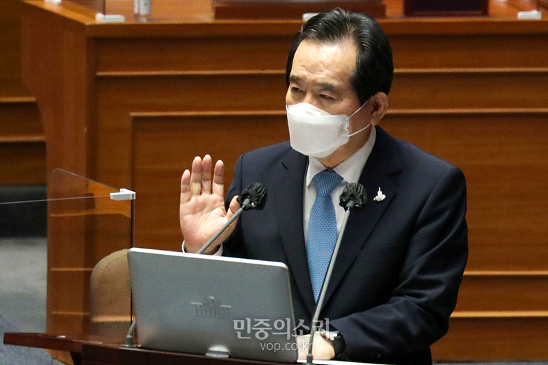정세균 국무총리가 14일 오후 국회 본회의장에서 열린 정치분야 대정부 질문에 답변하고 있다. 2020.09.14