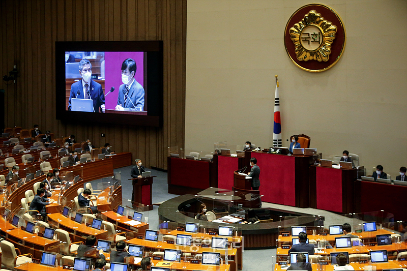 정경두 국방부 장관이 15일 국회 본회의장에서 열린 외교·통일·안보 분야 대정부질문에 출석해 국민의힘 하태경 의원의 질문에 답변하고 있다. 2020.09.15