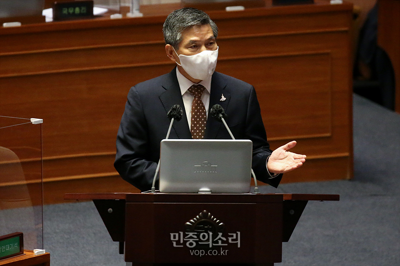 정경두 국방부 장관이 15일 국회 본회의장에서 열린 외교·통일·안보 분야 대정부질문에 출석해 의원들 질문에 답변하고 있다. 2020.09.15