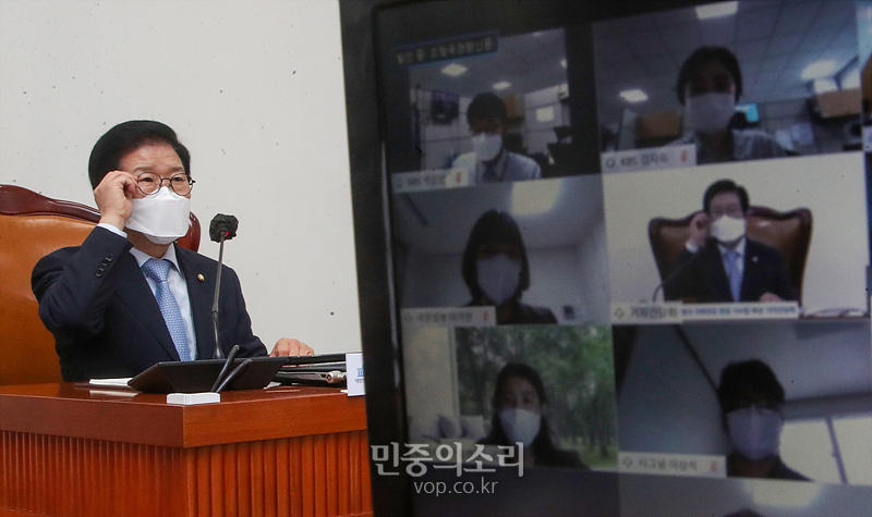 취임 100일을 맞은 박병석 국회의장이 16일 오후 서울 여의도 국회에서 신종 코로나바이러스 감염증(코로나19) 시대에 맞춰 비대면 방식으로 화상 기자간담회를 하고 있다. 2020.09.16