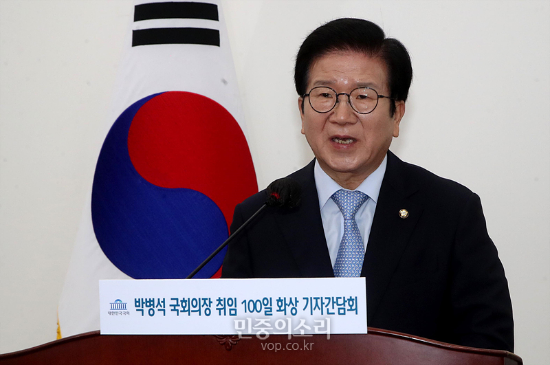 취임 100일을 맞은 박병석 국회의장이 16일 오후 서울 여의도 국회에서 신종 코로나바이러스 감염증(코로나19) 시대에 맞춰 비대면 방식으로 화상 기자간담회를 하고 있다. 2020.09.16