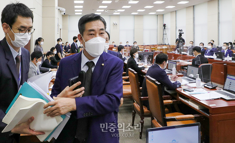 신원식 국민의힘 의원이 16일 국회에서 열린 서욱 국방장관 후보자 인사청문회에서 홍영표 더불어민주당 의원의 '쿠데타 세력'을 문제 삼으며 청문회장을 퇴장하고 있다. 2020.09.16
