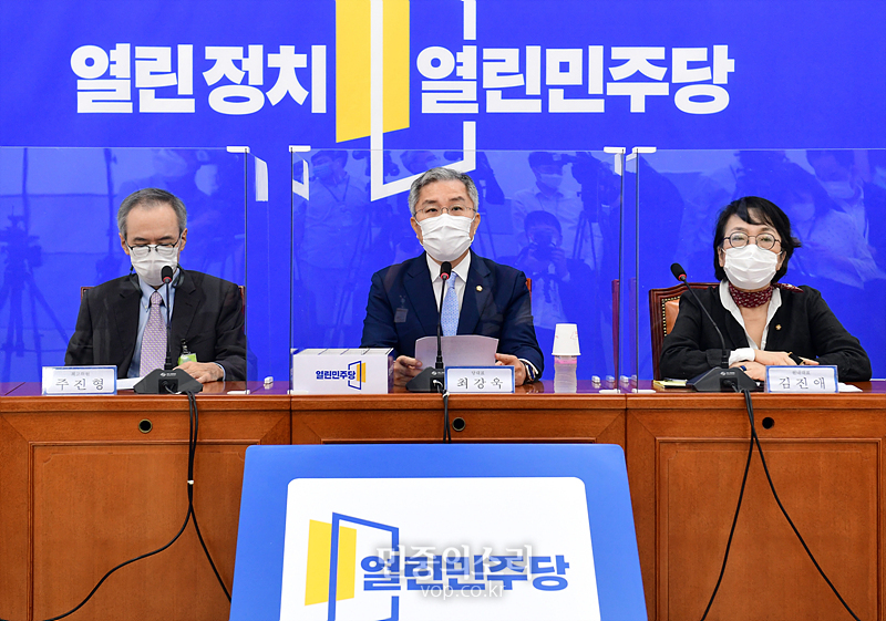 16일 서울 여의도 국회에서 열린민주당 지도부가 4차 추경 관련 기자회견을 열었다. (왼쪽부터) 주진형 최고위원, 최강욱 대표, 김진애 원내대표. 2020.09.16
