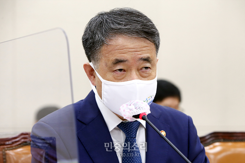 박능후 보건복지부 장관이 17일 국회에서 열린 보건복지위원회 전체회의에 출석해 의원 질의에 답변하고 있다. 2020.09.17