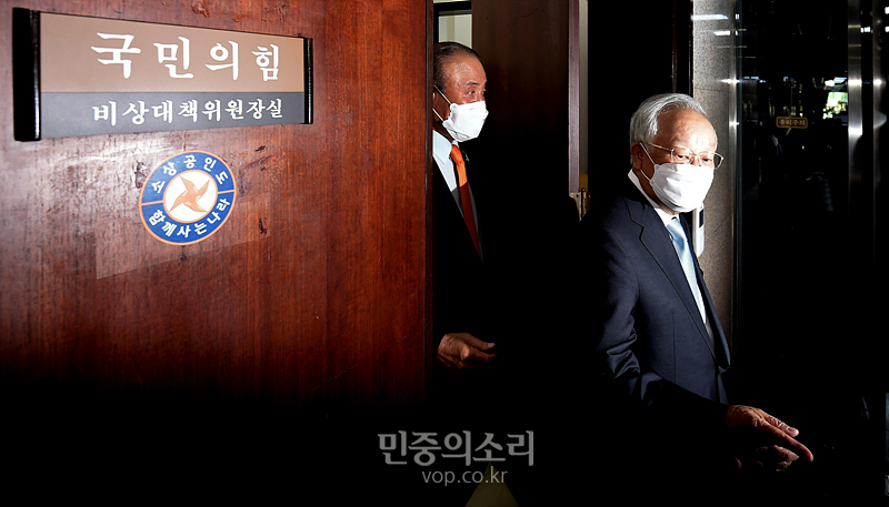 지난 9월 23일 국회를 방문한 손경식 한국경영자총협회 회장이 국민의힘 김종인 비상대책위원장을 만난 뒤 이동하고 있다.