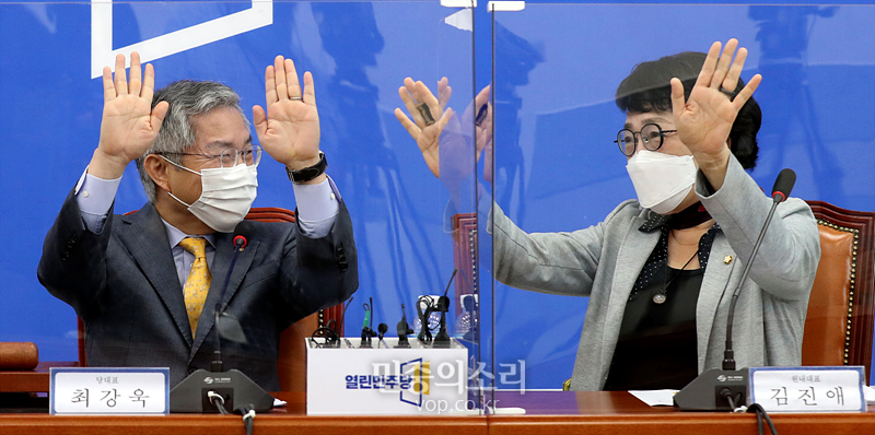 최강욱 열린민주당 대표(왼쪽)와 김진애 원내대표. 자료사진.