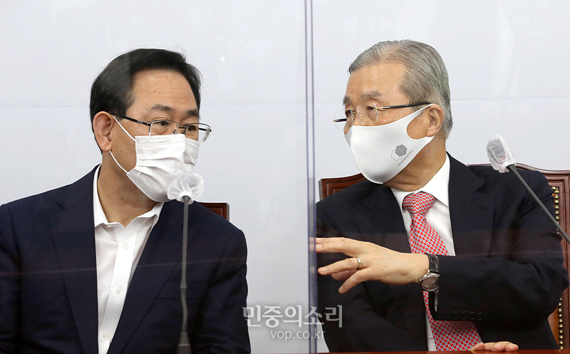 국민의힘 김종인 비상대책위원장(오른쪽)과 주호영 원내대표 (자료사진)