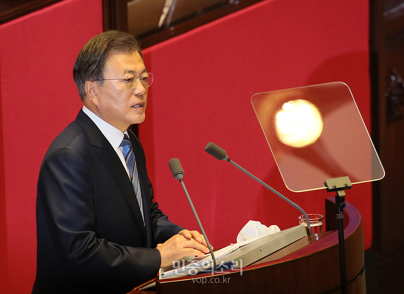 문재인 대통령이 지난달 28일 국회 본회의에서 555조8천억원 규모의 2021년도 예산안 설명을 위한 시정연설을 하고 있다. 2020.10.28