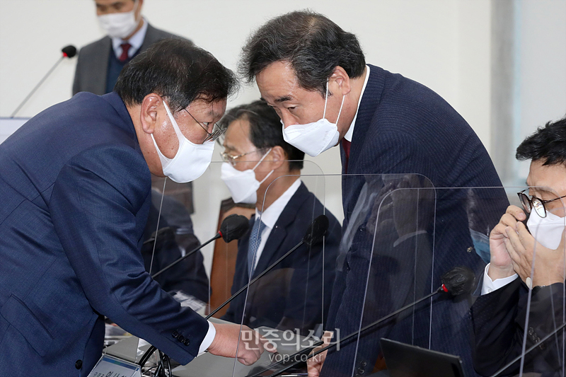 더불어민주당 이낙연 대표가 29일 오후 국회에서 열린 제19차 온택트 의원총회에서 김태년 원내대표와 대화를 나누고 있다. 2020.10.29