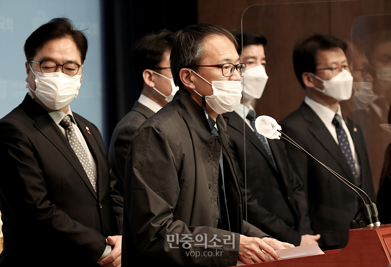박주민 더불어민주당 의원(가운데)이 11일 국회 소통관에서 열린 중대재해기업처벌법 발의 및 제정 촉구 기자회견에 참석해 발언하고 있다. 2020.11.11