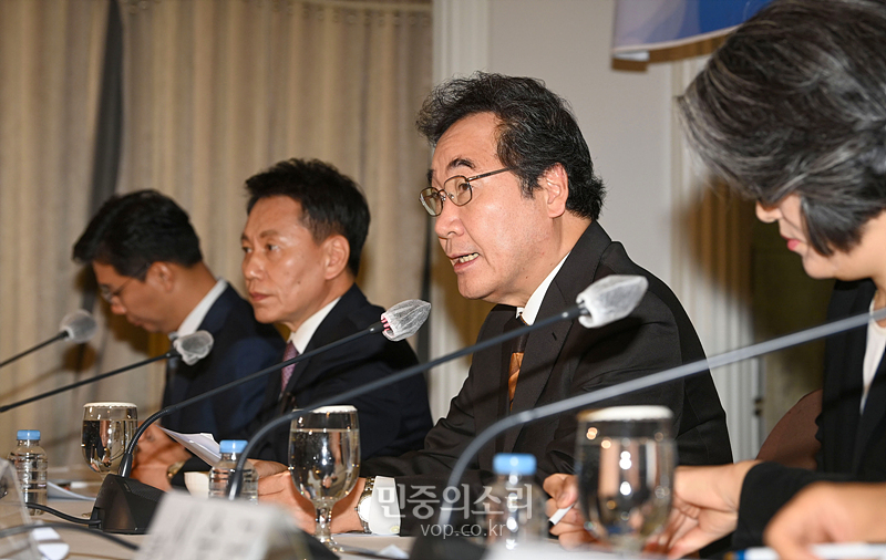 더불어민주당 이낙연 대표가 17일 오전 서울 프레스센터에서 열린 관훈토론회에 참석해 기조 연설을 하고 있다. 2020.11.17