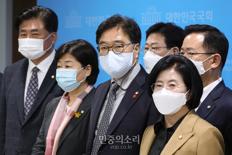 더불어민주당 우원식 의원이 18일 국회 소통관에서 열린 민평련 공수처, 공정경제 3법, 중대재해기업처벌법 처리 촉구 기자회견을 마친 뒤 취재진들의 질문에 답변하고 있다. 2020.11.18