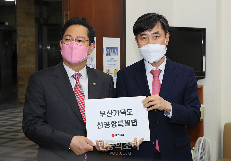 국민의힘 하태경(오른쪽), 박수영 의원이 20일 국회 의안과에 국민의힘 부산지역 국회의원 15인이 공동발의한 '부산가덕도신공항 특별법안'을 제출하고 있다. 2020.11.20
