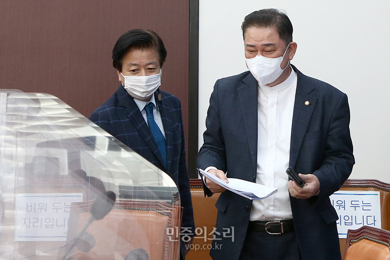 정보위원회 민주당 간사 김병기 의원(오른쪽)과 노웅래 의원. 자료사진.