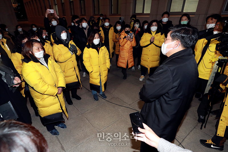 사회적 참사의 진상규명 및 안전사회 건설 등을 위한 특별법 일부개정법률안이 9일 오후 국회 본회의에서 통과 됐다. 이날 국회 본관앞에서 전해철 행정안전부 장관 내정자가 4.16 세월호참사가족협의회 유가족들과 대화를 나누고 있다. 20201209