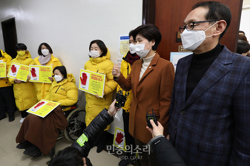 5일 오후 중대재해기업처벌법을 논의하기 위해 열린 국회 법제사법위원회 법안심사제1소위원회 회의실 앞에서 회의 시작 전 백혜련 법사위 법안심사제1소위원회 위원장과 김도읍 국민의힘 법사위 간사가 발언하고 있다. 2021.01.05