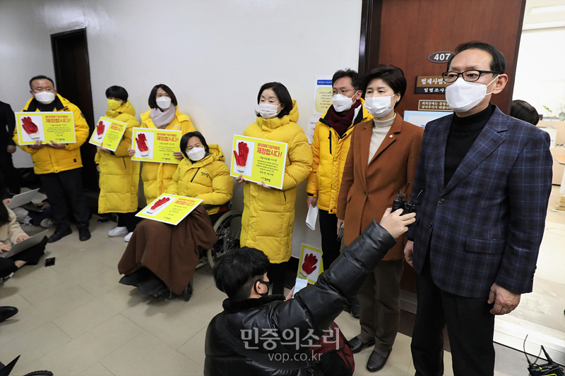 지난 5일 오후 중대재해기업처벌법을 논의하기 위해 열린 국회 법제사법위원회 법안심사제1소위원회 회의실 앞에서 회의 시작 전 백혜련 법사위 법안심사제1소위원회 위원장과 김도읍 국민의힘 법사위 간사가 발언하고 있다. 2021.01.05