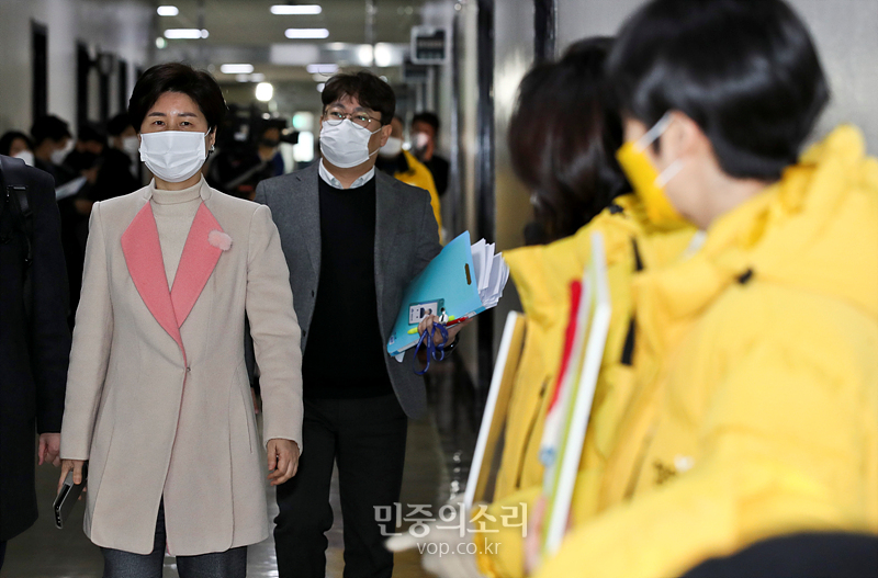 백혜련 법사위 법안심사제1소위원회 위원장이 6일 오전 국회 법제사법위원회 법안심사제1소위원회가 열리는 회의실 앞을 지나고 있다. 2021.01.06
