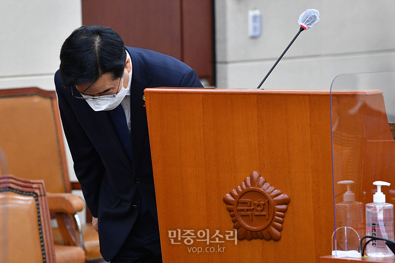 김창룡 경찰청장이 7일 오전 서울 여의도 국회 행정안전위원회에서 열린 긴급 현안 질의에 출석해 서울 양천 입양 아동 학대 사건과 관련한 업무 보고에 앞서 인사하고 있다. 2021.01.07