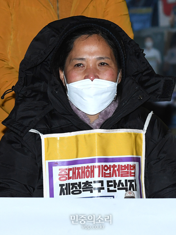 중대재해기업처벌법 통과된 후 고(故) 김용균씨의 어머니 김미숙 김용균재단 이사장이 8일 오후 서울 여의도 국회 본관 앞 중대재해기업처벌법제정운동본부 해단식에서 울먹이며 발언을 하고 있다. 2021.01.08