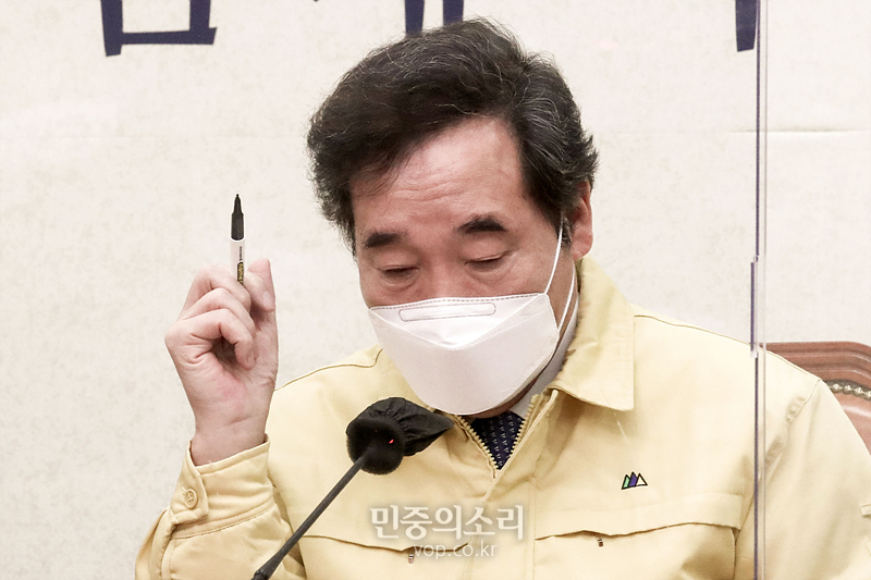더불어민주당 이낙연 대표가 13일 오전 국회에서 열린 최고위원회의에서 자료를 보고 있다. 2021.01.13