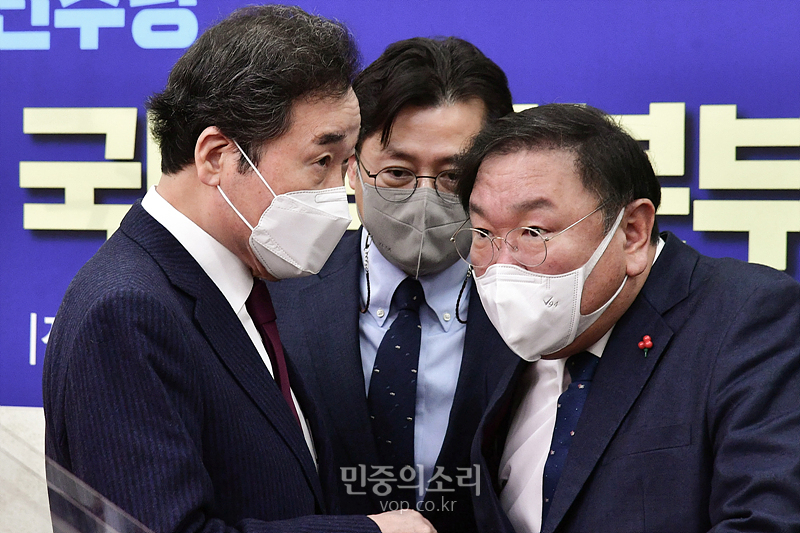 더불어민주당 이낙연 대표가 14일 오전 국회에서 열린 국난극복 K-뉴딜위원회 국난극복본부 점검회의에 참석하며 김태년 원내대표, 홍익표 정책위의장과 대화를 하고 있다. 2021.01.14
