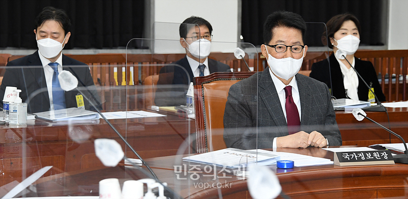 박지원 국정원장이 16일 오전 국회에서 열린 정보위원회 전체회의에 출석해 시작을 기다리고 있다. 왼쪽부터 김상균 1차장, 박정현 2차장,박 원장, 김선희 3차장. 2021.02.16