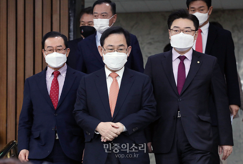 국민의힘 주호영 원내대표가 23일 오전 서울 여의도 국회에서 열린 원내대책회의에 참석하고 있다. 2021.02.23.