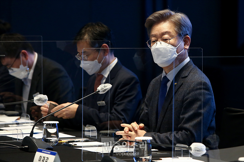 3일 서울 여의도 글래드호텔에서 열린 경기도청 주관 경기도 국회의원 초청 정책협의에서 이재명 경기도지사가 참석해 자리하고 있다. 2021.03.03