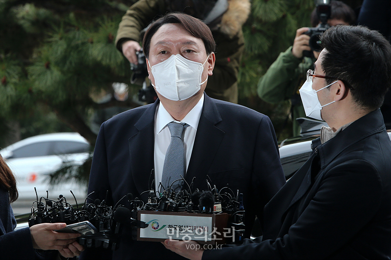 윤석열 검찰총장이 4일 서울 서초구 대검찰청에서 사의를 표명하며 취재진의 질문에 답변하고 있다. 2021.03.04