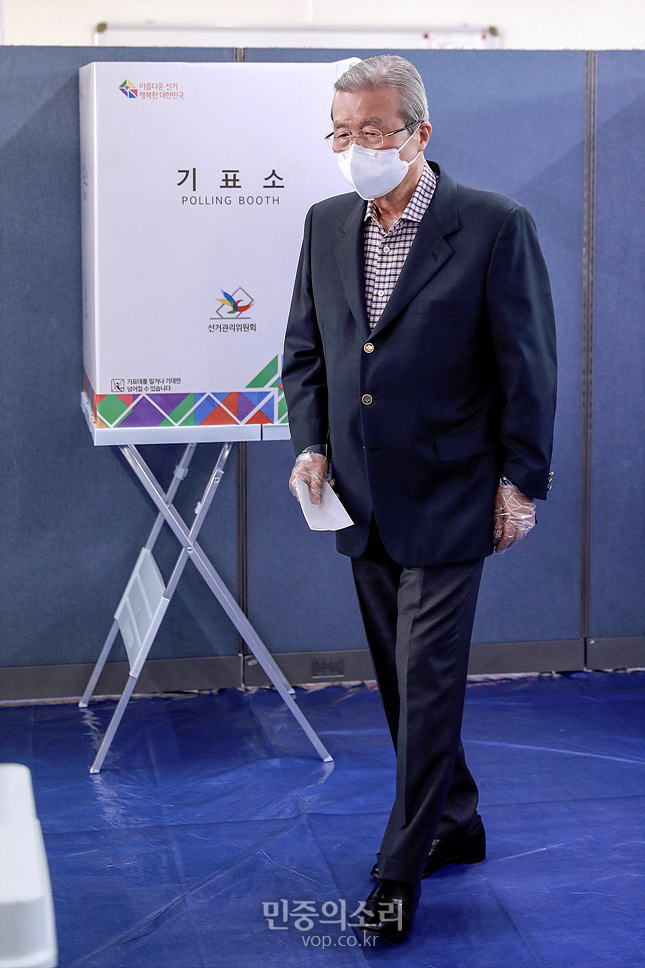 투표함으로 이동하는 김종인[포토] - 민중의소리