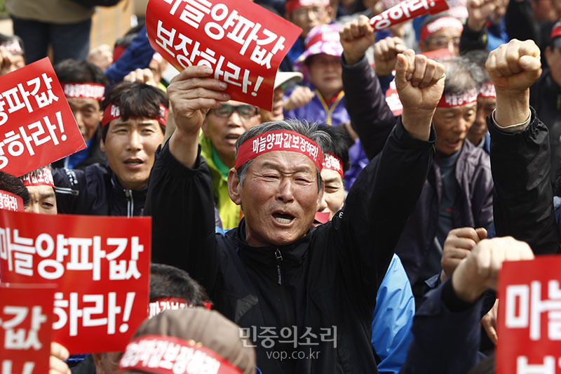 한 농민이 마늘 양파값 보장 등을 요구하는 구호를 외치고 있다.