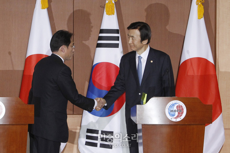 지난 2015년 12월 28일 윤병세 당시 외교부 장관(오른쪽)과 기시다 후미오 당시 일본 외무상이 서울 종로구 도렴동 외교부 청사에서 공동기자회견을 열고 일본군 '위안부' 합의 결과를 발표한 뒤 악수하고 있는 모습
