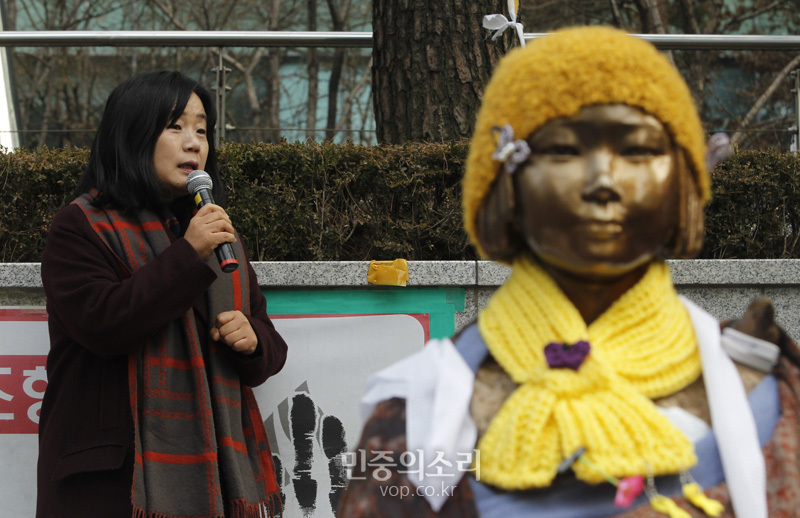윤미향 한국정신대문제대책협의회(정대협) 상임대표가 2일 오후 서울 종로구 옛 일본대사관 앞에서 열린 한일협상무효 토요시위에서 발언하고 있다.